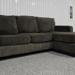 SECTIONAL COUCH WITH MOVEABLE CHAISE TO YOUR LIKING 