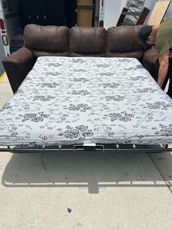 Brown faux leather sleeper sofa. Sofá cama de piel sintética marrón