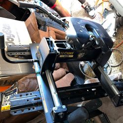 CURT A25 Series Sliding 5th Wheel Hitch w Roller