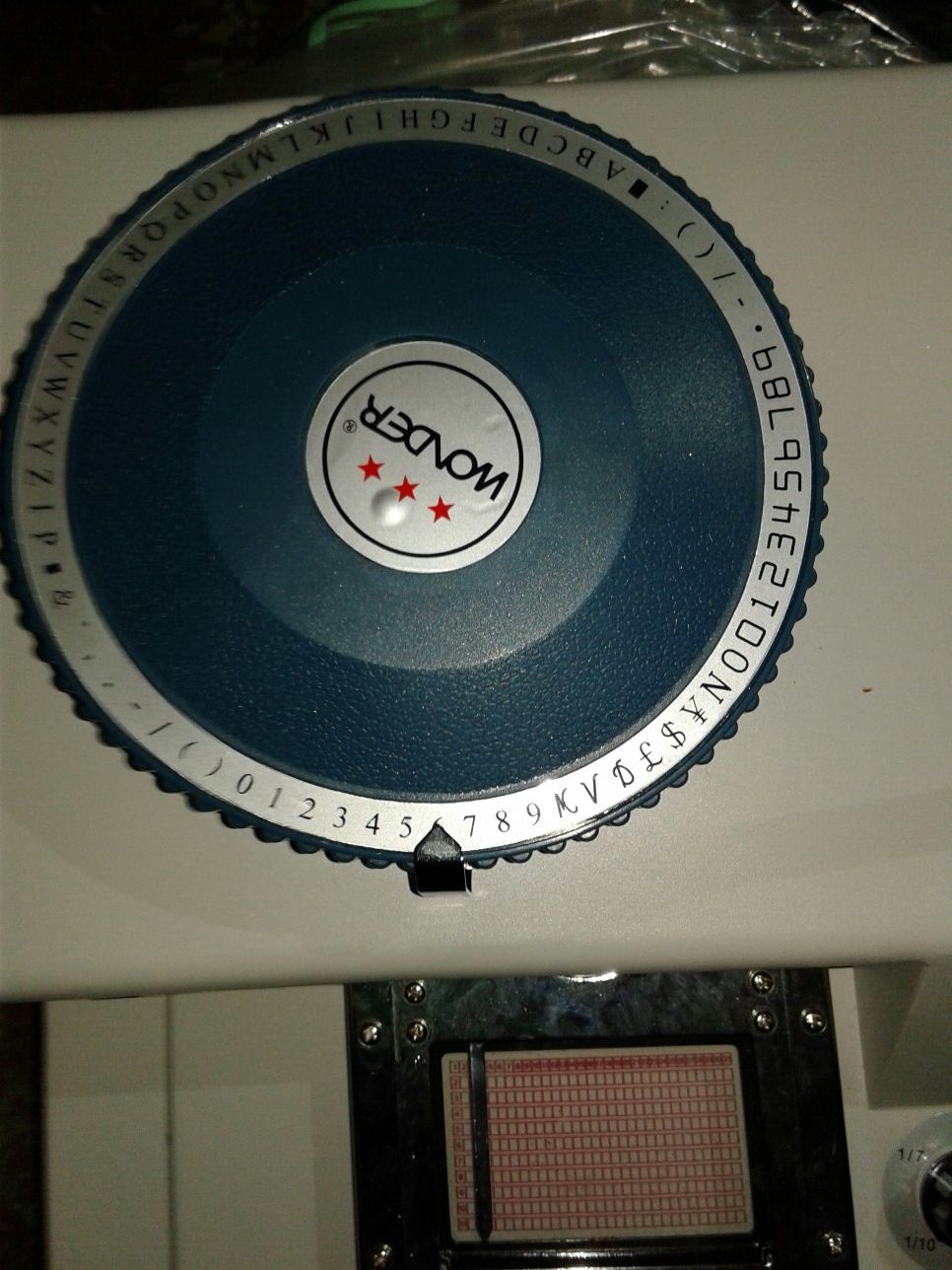 Manual embossing machine