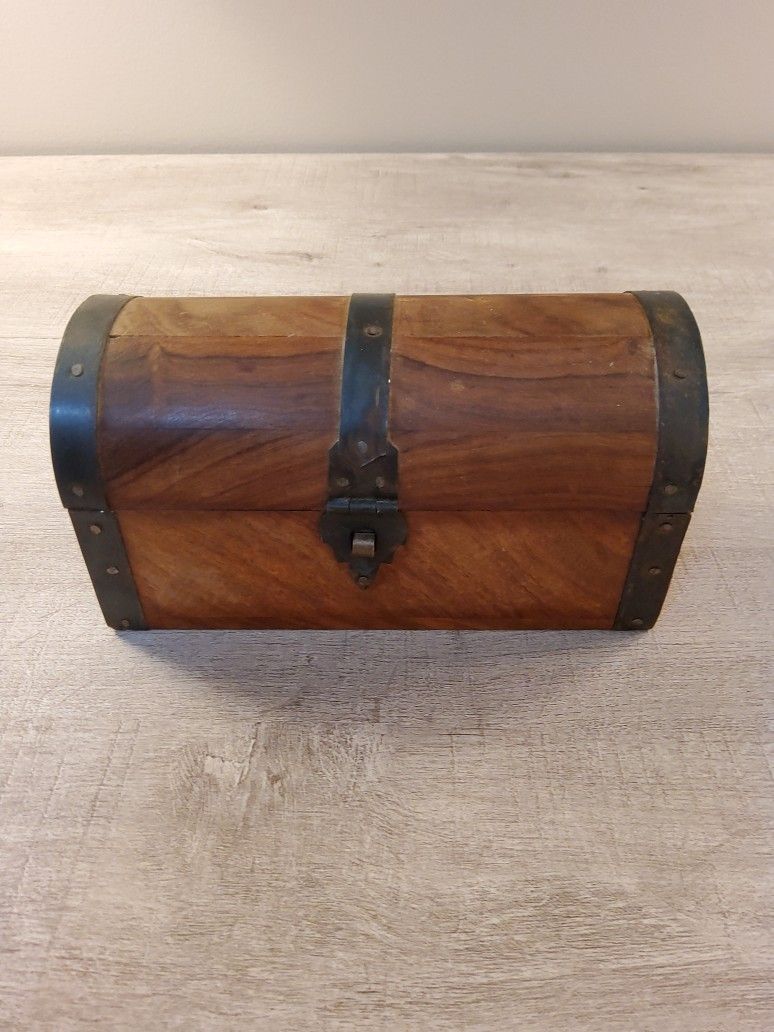 Nice Home Decor Box Its Very Sturdy And Made Really Well . Size . 7"× 4"× 3"