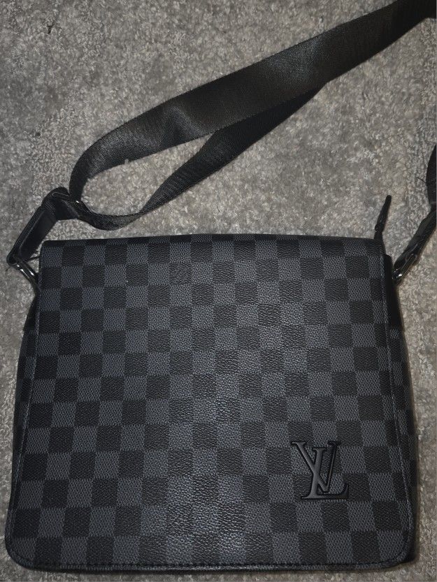 MESSENGER BAG
