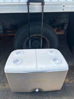 Rubbermaid Rolling Cooler with Cup Holders