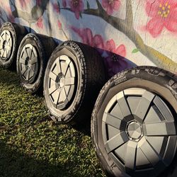 Cybertruck Core  Wheels and Cover (used)