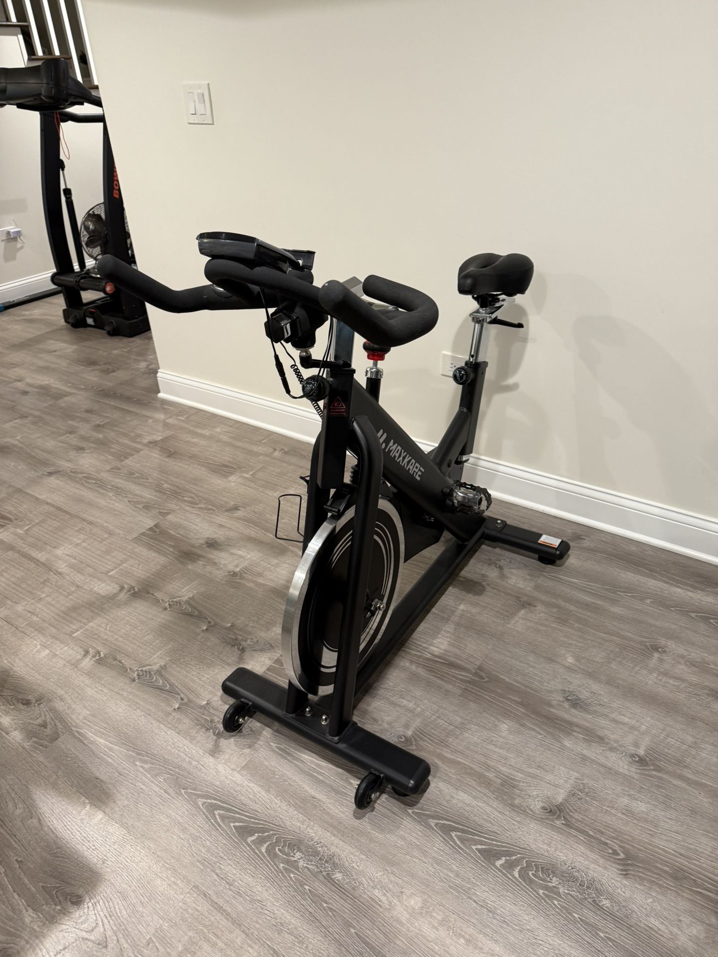 MAXKARE EXERCISE BIKE IN LIKE NEW CONDITION. USED ONLY A FEW TIMES. CLEAN, NO SMOKING,NO PETS HOME. EXCELLENT FOR ANY GYM. $150.00 OR BEST OFFER.