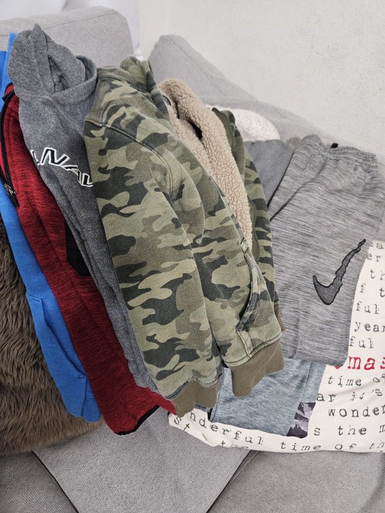 Boys Bundle All Size Mediaum Average . https://offerup.com/redirect/?o=MTAudG8=.12