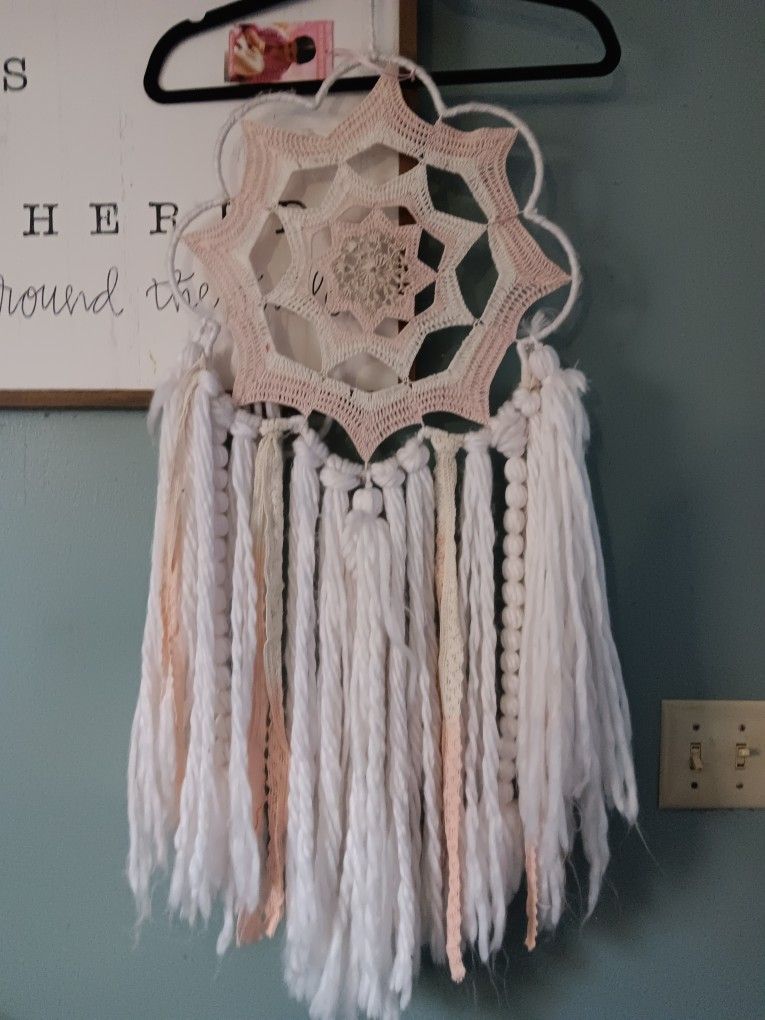 NWT Large Macrame Style Woven Pink & White Dreamcatcher Made In India. Wall Art