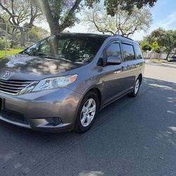2015 TOYOTA SIENNA LE CLEAN TITLE