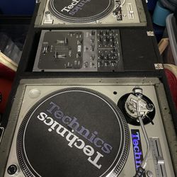 DJ Set-Up / 2 Technics SL1200 MK3 / Rane DJ Mixer / Odyssey Coffin & DJ Stand
