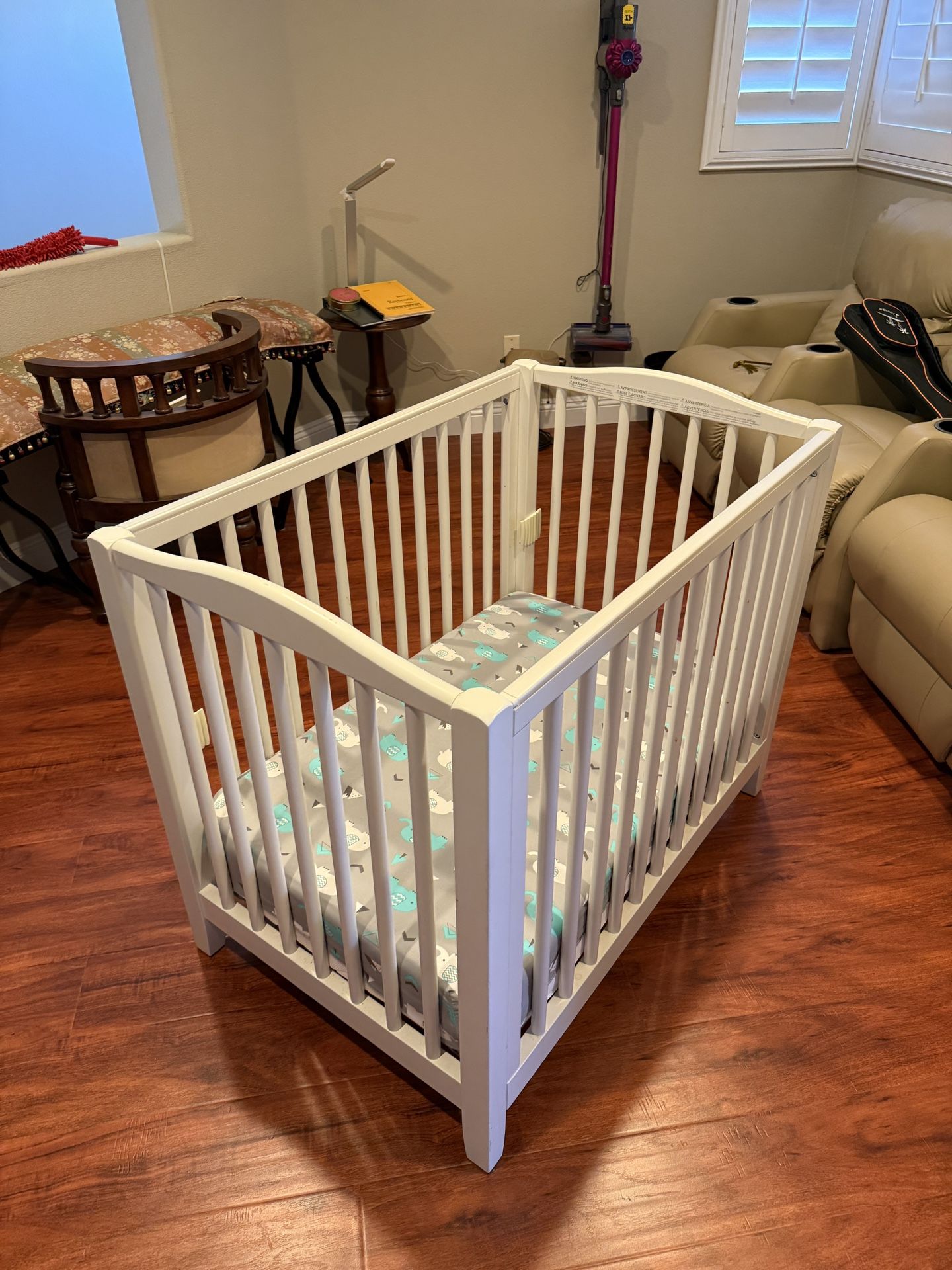 Baby Crib With Mattress. 27.5’x40.5’x34’