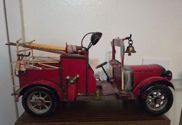 Vintage Style Metal Fire Truck Model – Handmade Antique Decorative Fire Engine