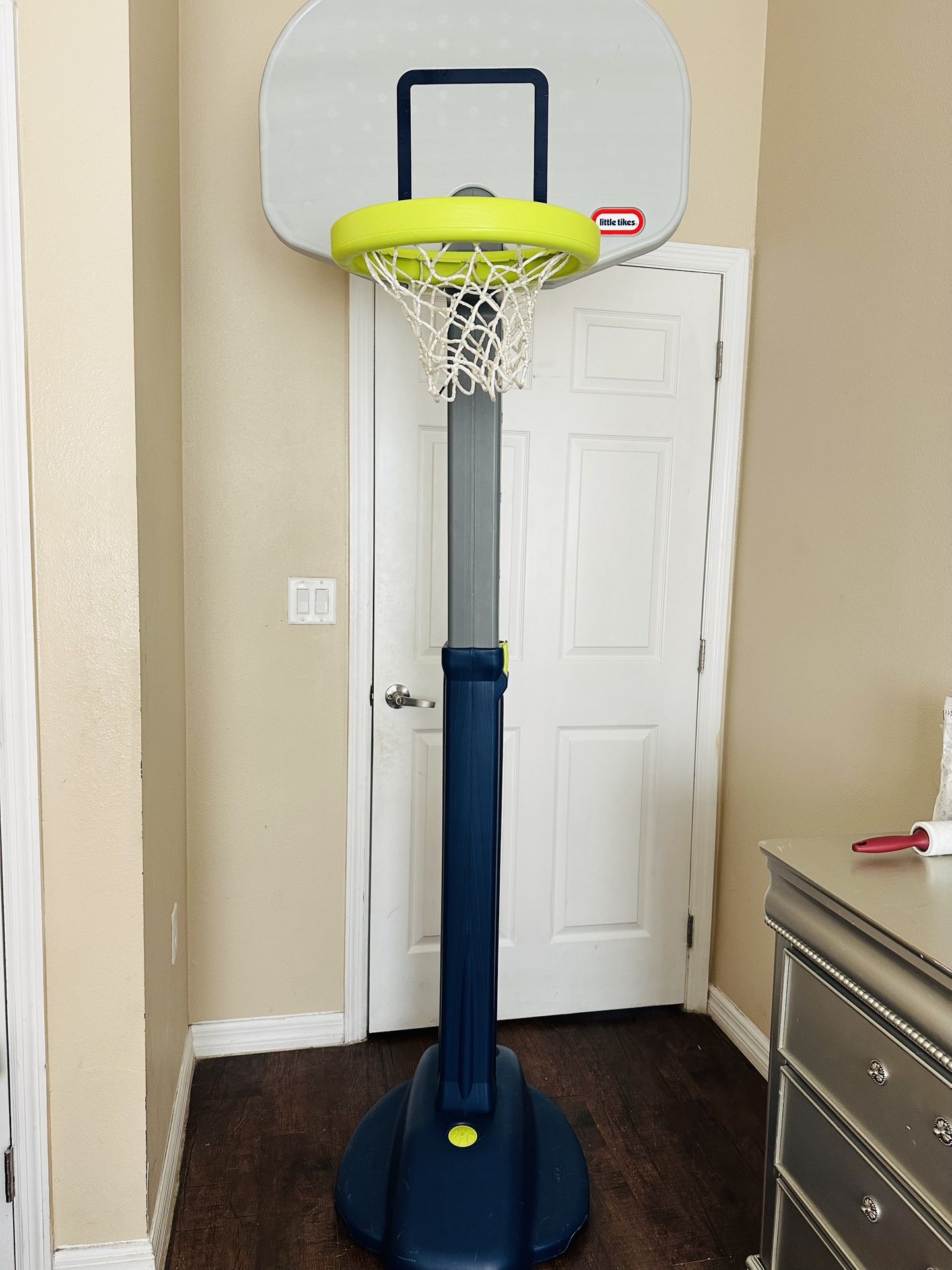 Little Tikes Easy Score Adjustable Basketball Hoop