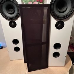 white color Tekton Design’s audio file Lore Speaker