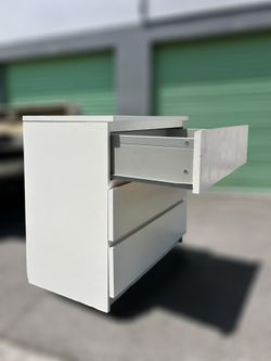 WHITE DRAWER CHEST