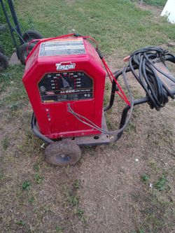 Se vende makina de soldar con todo esos accesorios