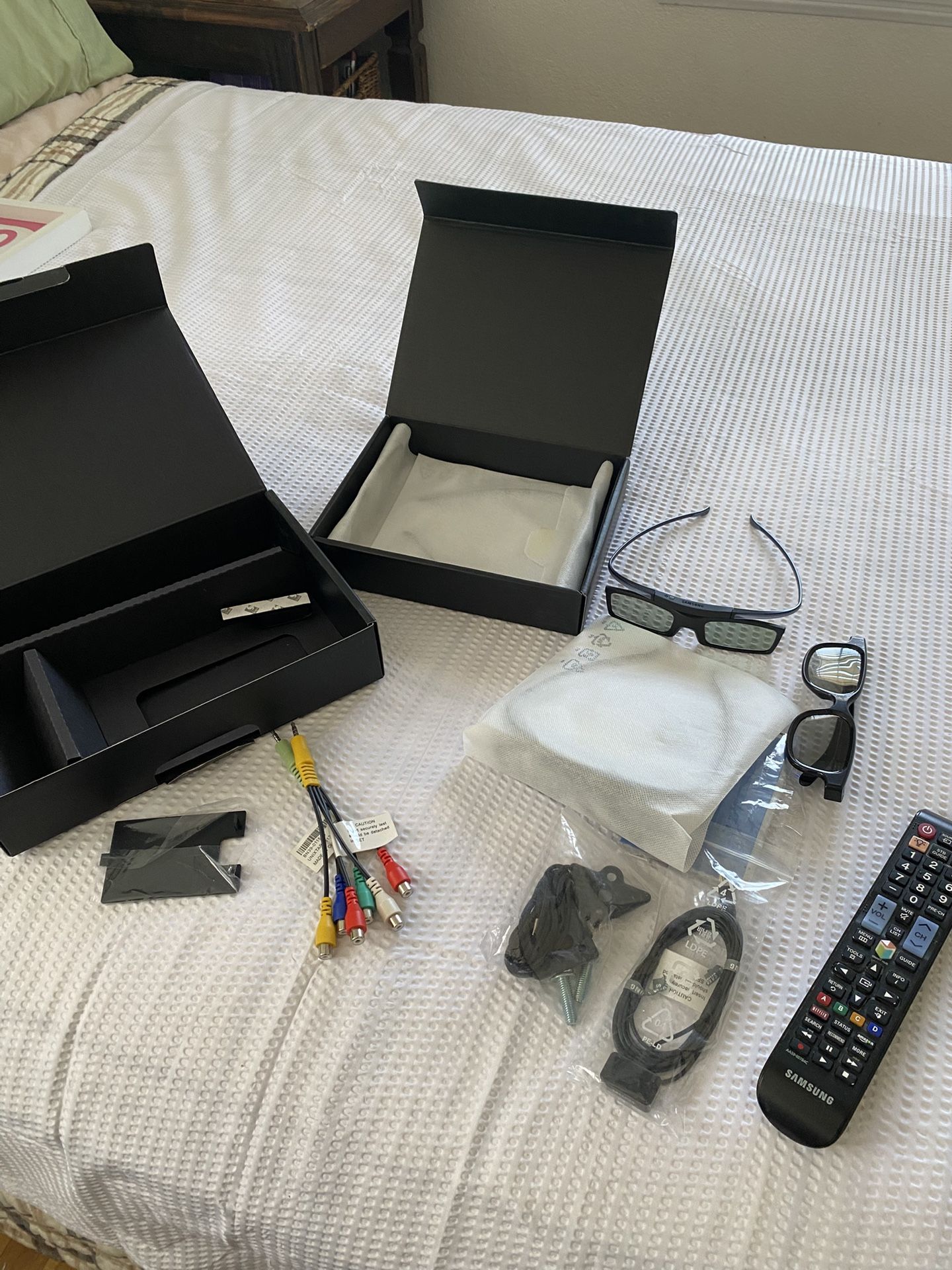 Samsung SmartTV Accessory Kit 4 HD 3D Active Glasses SSG-5100GB Remote