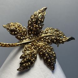 Vintage Monet Signed Gold Tone Leaf Brooch Pin Faux Pearls Crystals Retro Glam Amber