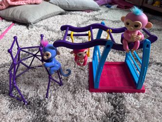 3 Fingerlings & two playset