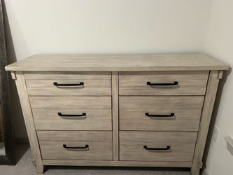 Dresser big, great condition, deep drawers