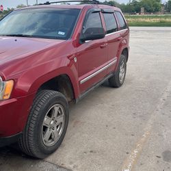 2005 Jeep Grand. Cherokee  Four Wheel Drive. Cold Ac. New tires leather interior runs perfect