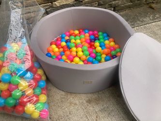 Deluxe Foam Ball Pit toy for Baby / toddler - great fun and photos to be had