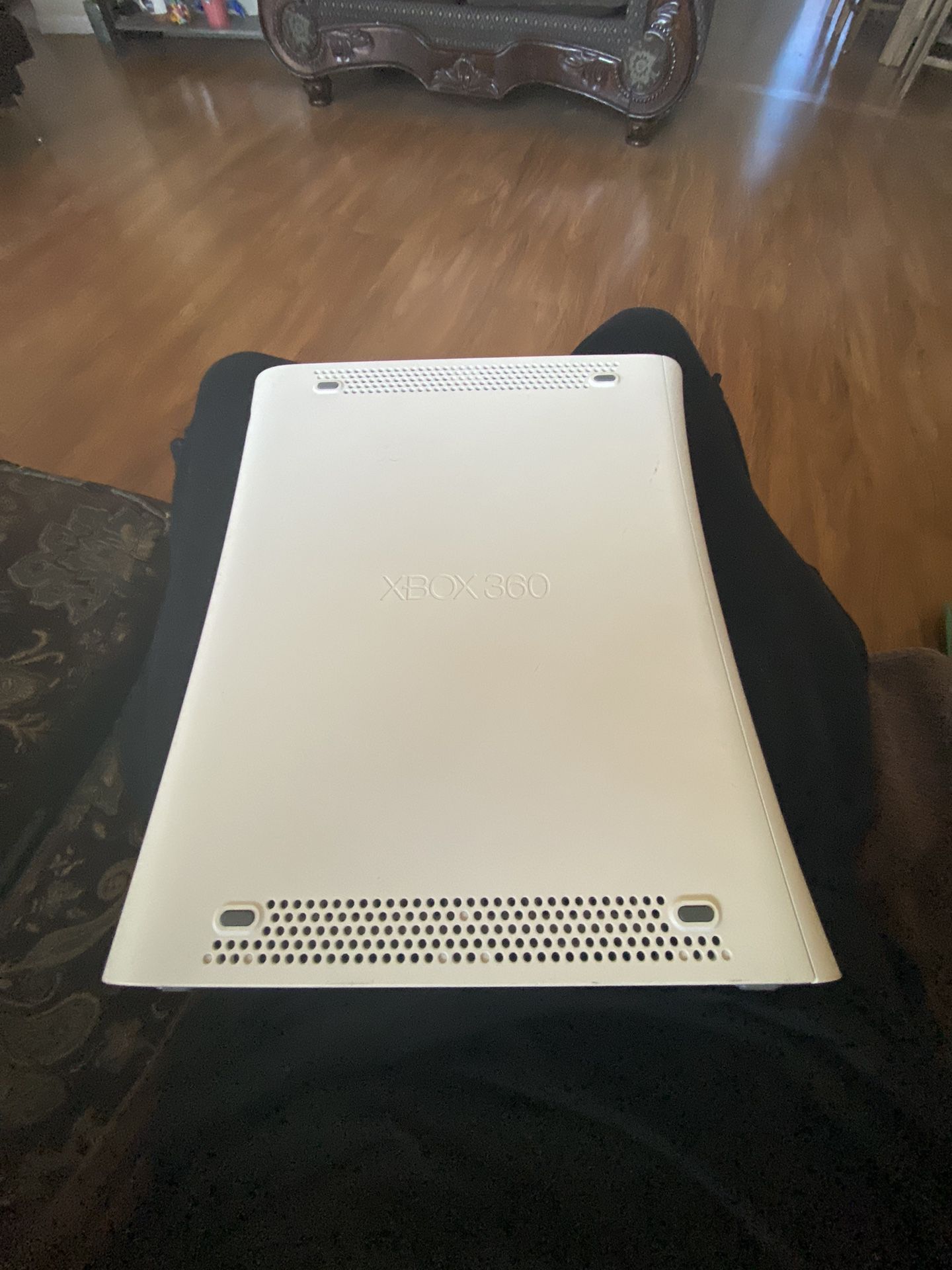White Xbox 360 Comes With Everything
