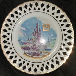 MINT Vintage Walt Disney World Souvenir Plate - Cinderella Castle