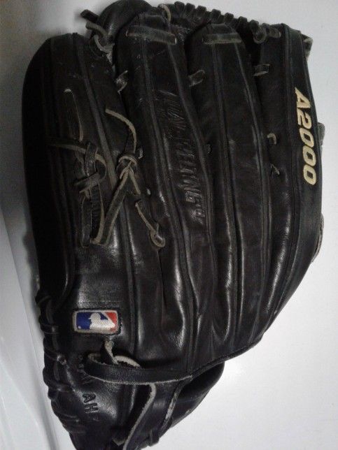 Black A2000 Baseball Glove