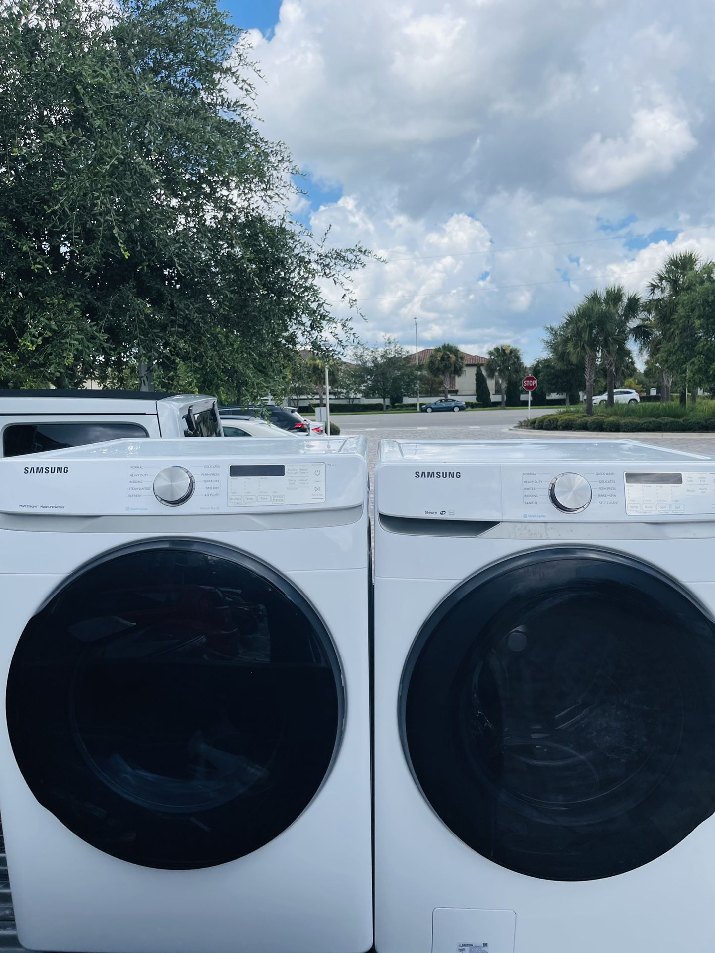 2O23 Barely Used Matching Samsung Frontloader Washer and Dryer Set