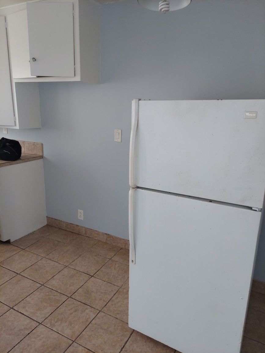 Used Refrigerator In Long Beach For $25. GOOD CONDITION