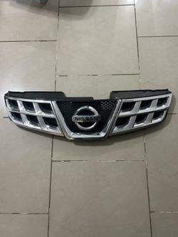 2013 Nissan Rogue front grill