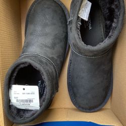 New Women’s Boots Size 7