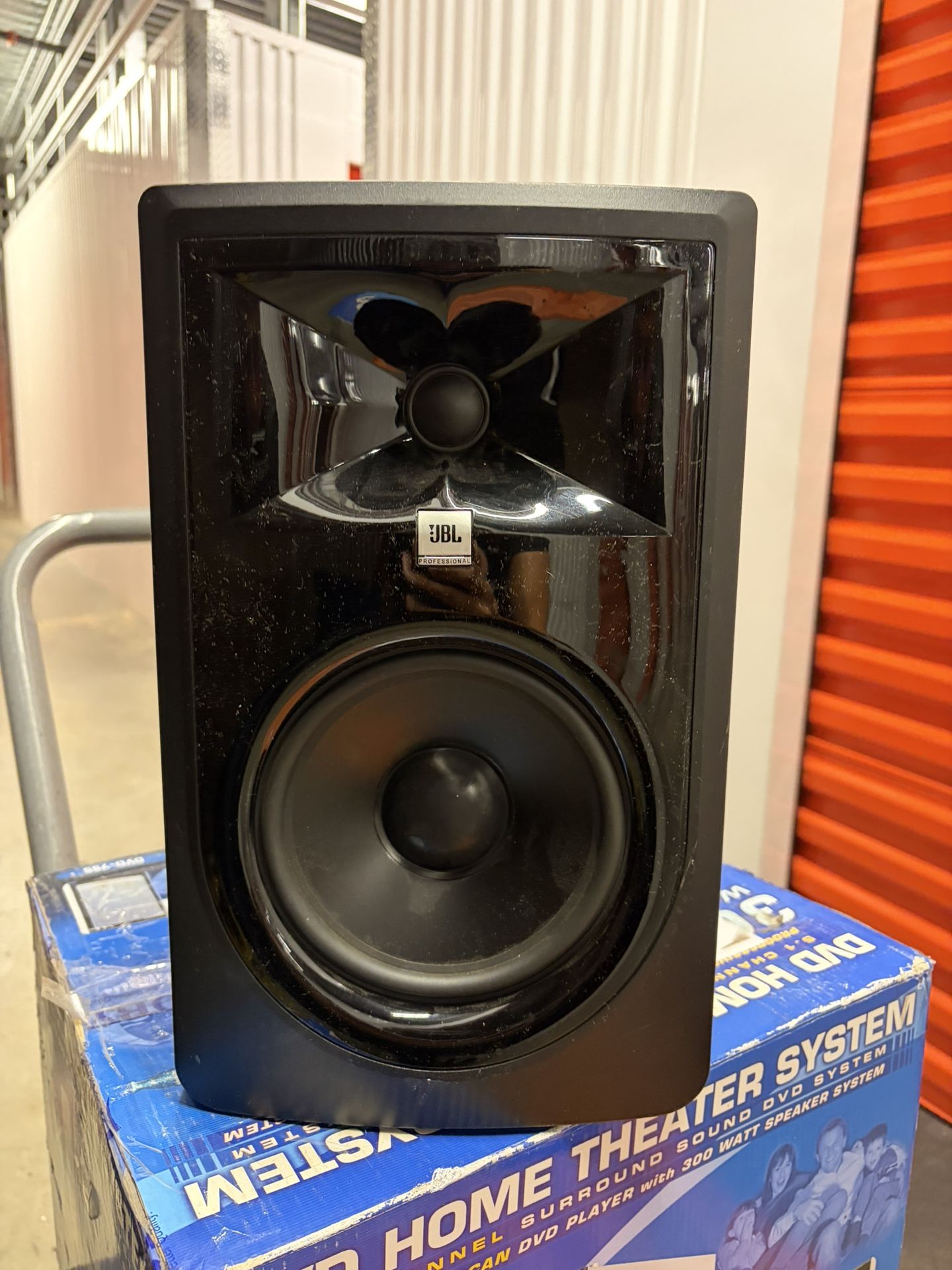 JBL Professional 306P Mk|| 6-Inch 2-Way Powered, Active Monitor Speaker for Near Field Music Production, Studio Monitor, Desktop Computer, Hi-Fi Audio