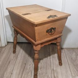  COFFEE TABLE WITH DRAWER.