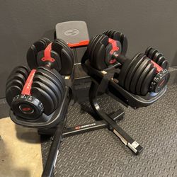 Bowflex SelectTech Dumbbells With Stand In Like New Condition