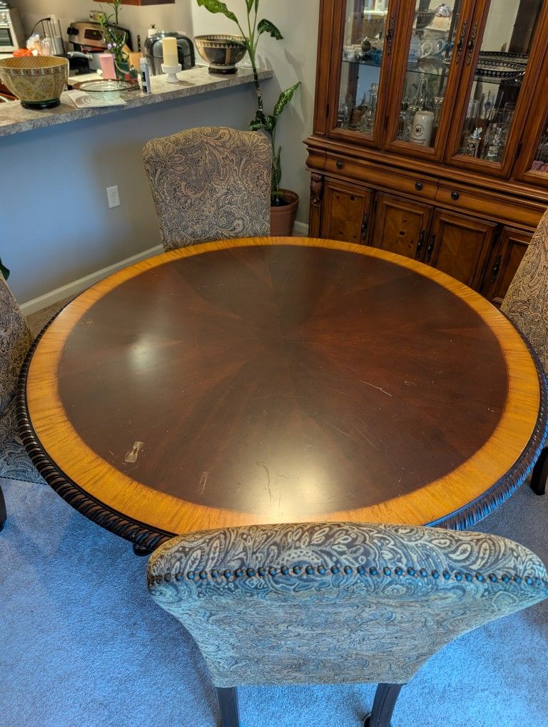 Round Dining Table With Chairs