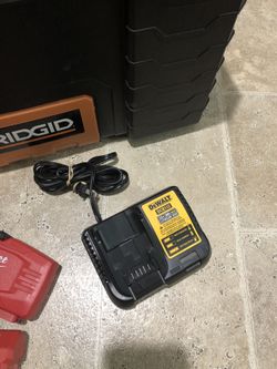 Cargador 20 volts /12 volt.