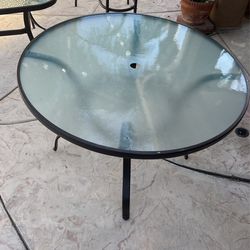 Round Table 5 People