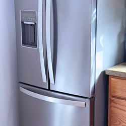 Excellent Condition Whirl Pool Refrigerator French Doors Fingerprint Resistant 