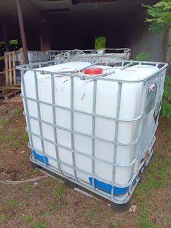 IBC Tank with Plastic Pallet -330 Gallon Used