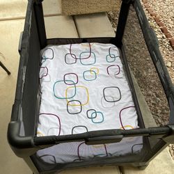 4Moms Breeze Play Yard With Bassinet 