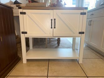 Farmhouse Style Console Cabinet with Barn Doors
