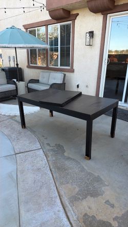 Free table with expandable leaves
