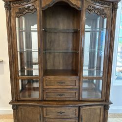 Beautiful Solid Wood Dining Set + Matching Hutch – 6 Chairs – Excellent Condition