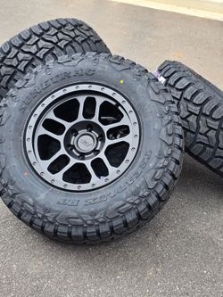 New 17" Ford F-150 wheels 6x135 and tires