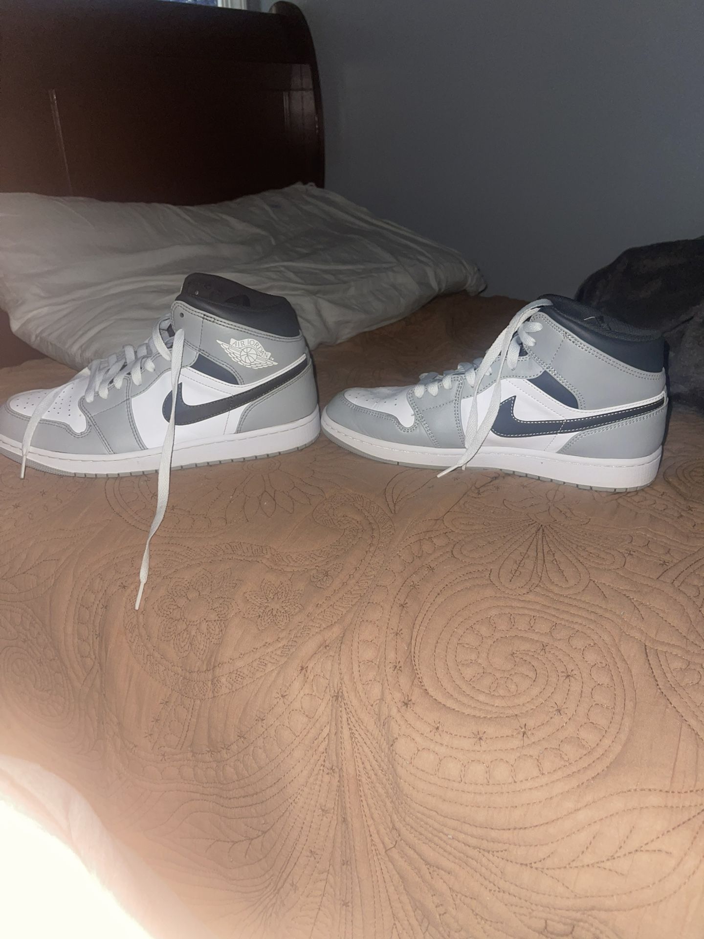 Air Jordan 1 Mid Light Smoke Grey