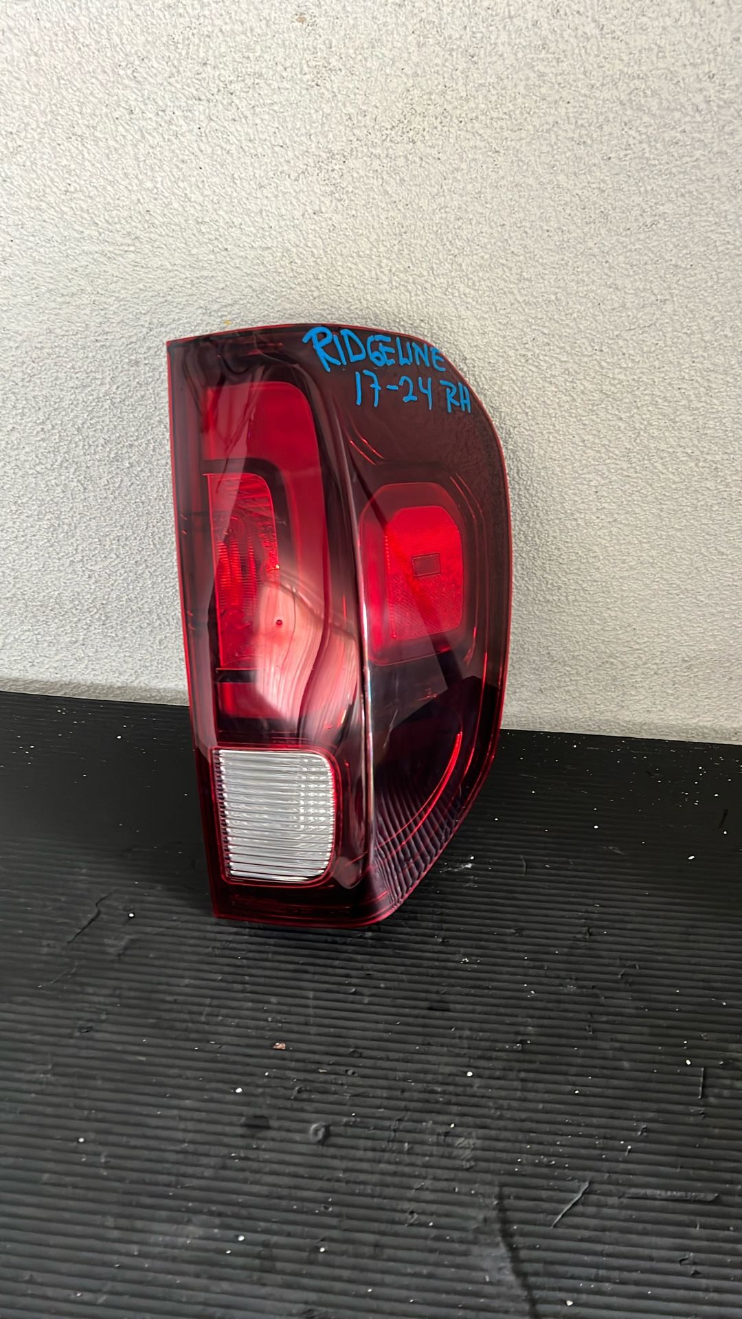 2017-2024 HONDA RIDGELINE TAILLIGHT RIGHT SIDE OEM