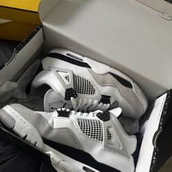 Jordan 4’s military Black Size 10.5