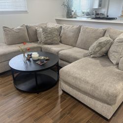 Oversized Gray Sectional Couch – Like New 