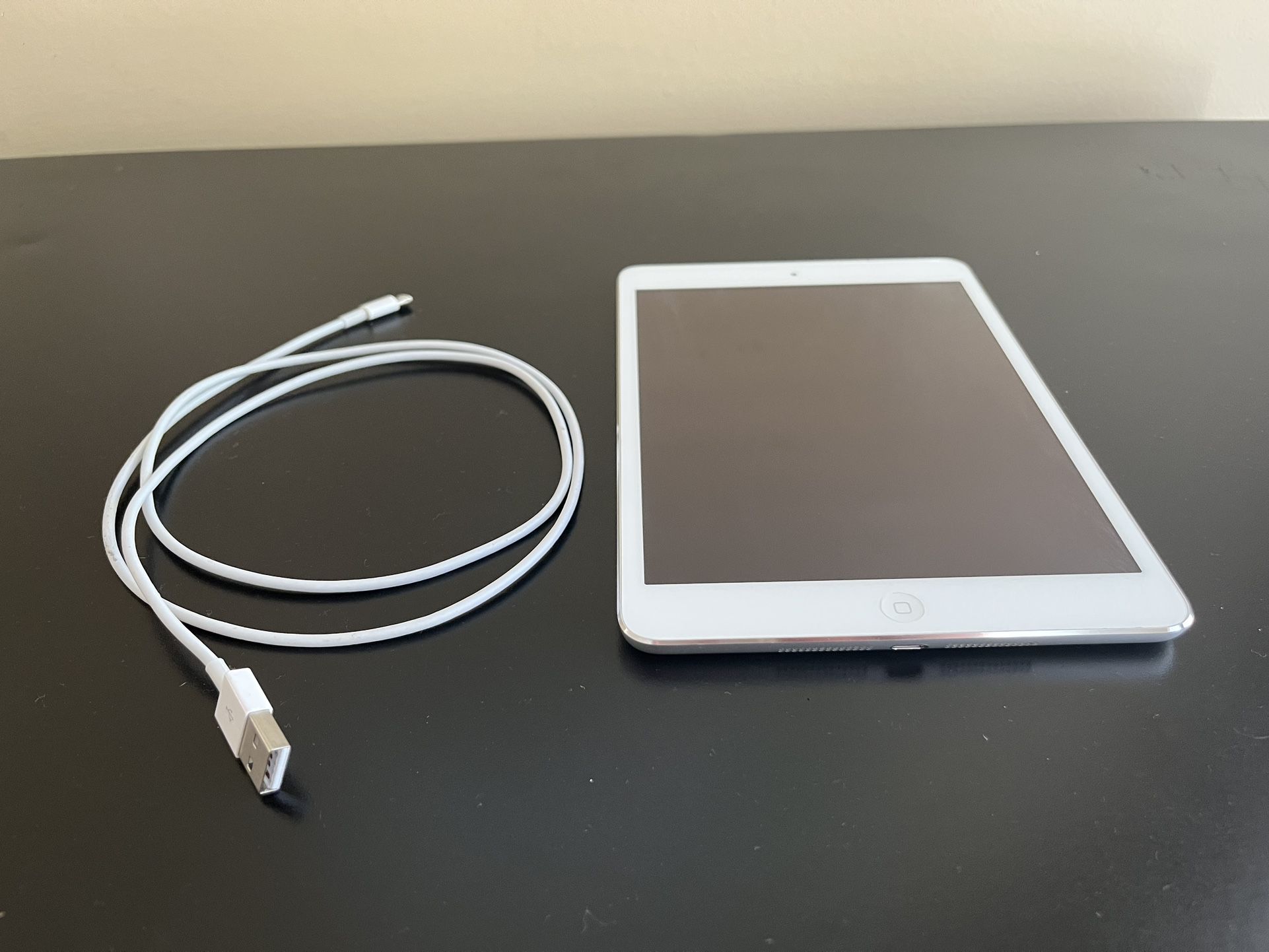 Apple iPad Mini 2 32GB 7.9 in model A1489 Bundled w/ Charger